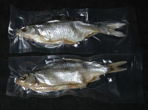 Вакуумная упаковка вяленой рыбы по 1 шт. в вакуумные пакеты.