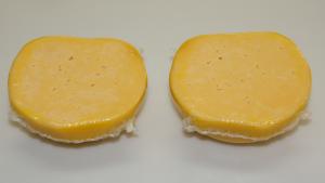 Вакуумная упаковка половинки головки сыра