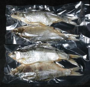 Вакуумная упаковка вяленой рыбы по 2 шт. в вакуумные пакеты.